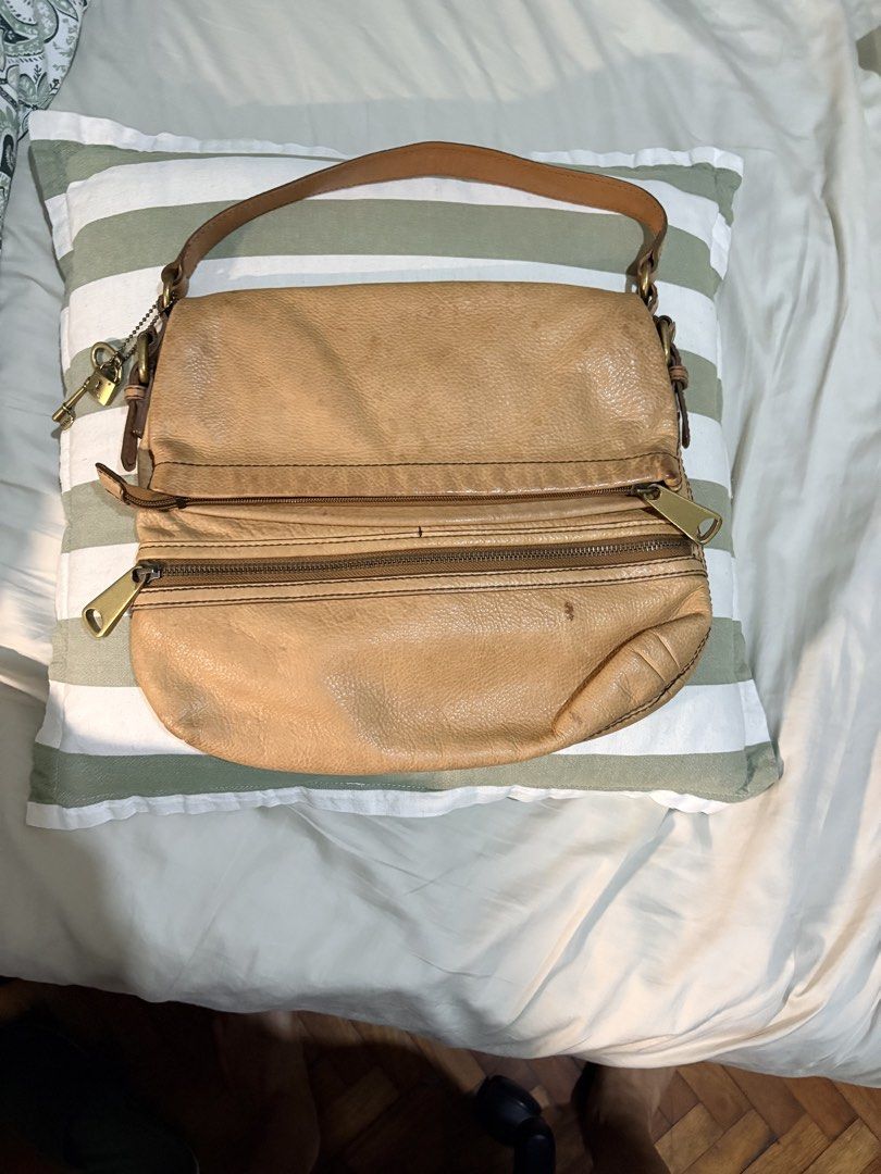 Fossil Leather Tote Bag (Category: Tote Bags) located in Taguig. Submitted by mailaj5 (Listing ID 1458342047, Image 1). Description: Has water marks and signs of usage - Reasons for selling low. Leather material. .