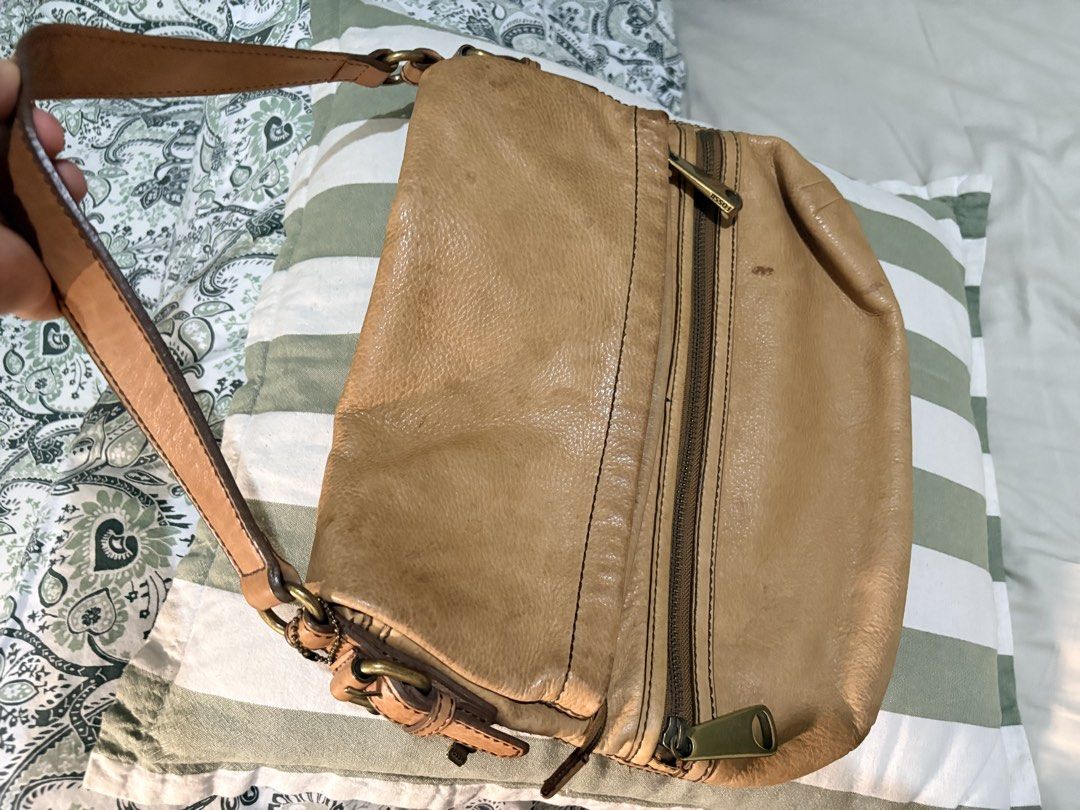 Fossil Leather Tote Bag (Category: Tote Bags) located in Taguig. Submitted by mailaj5 (Listing ID 1458342047, Image 3). Description: Has water marks and signs of usage - Reasons for selling low. Leather material. .