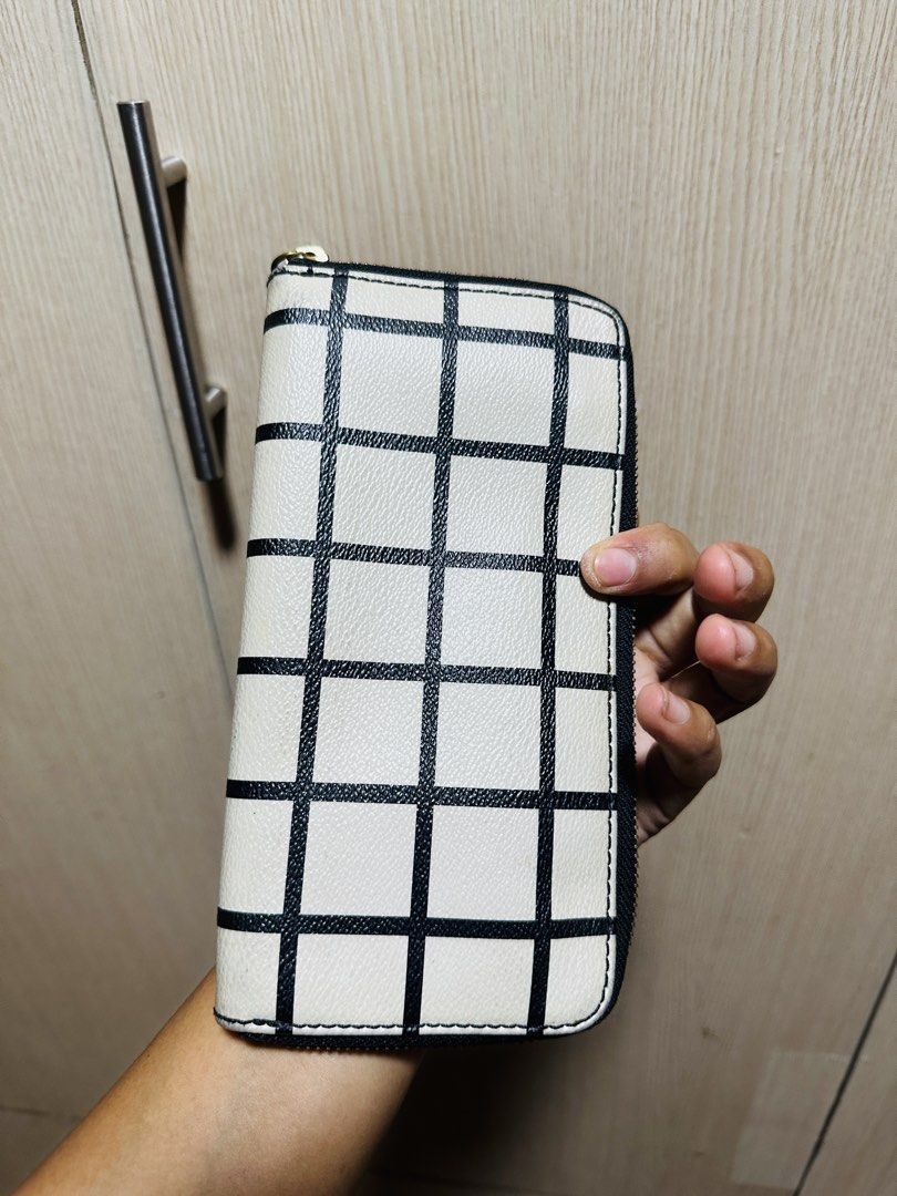 Fossil zipper wallet (Category: Wallets & Card holders) located in Tarlac. Submitted by mfm_collections (Listing ID 1458401622, Image 2). Description: .
