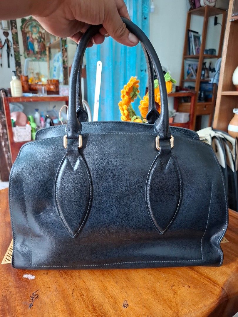 Furla Black Leather Top Handle Handbag (Category: Luxury Bags & Wallets) located in Libon. Submitted by jaladzarmi80045 (Listing ID 1458354063, Image 2). Description: - Classic black leather handbag by Furla - Features a comfortable top handle - Secure zip closure - Elegant gold hardware details - Spacious interior for all your essentials - Versatile for daily use or special occasions -8/10 condition -detached 1 slingslot (see pic).