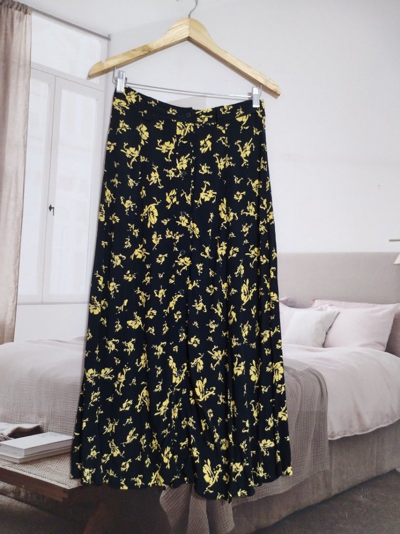 Ganni printed midi skirt (Category: Skirts) located in Lucena. Submitted by styleddsc (Listing ID 1458492043, Image 2). Description: Fits 27-28"waistline.