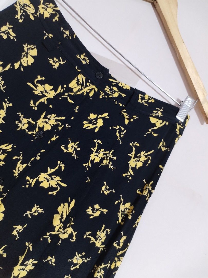Ganni printed midi skirt (Category: Skirts) located in Lucena. Submitted by styleddsc (Listing ID 1458492043, Image 3). Description: Fits 27-28"waistline.