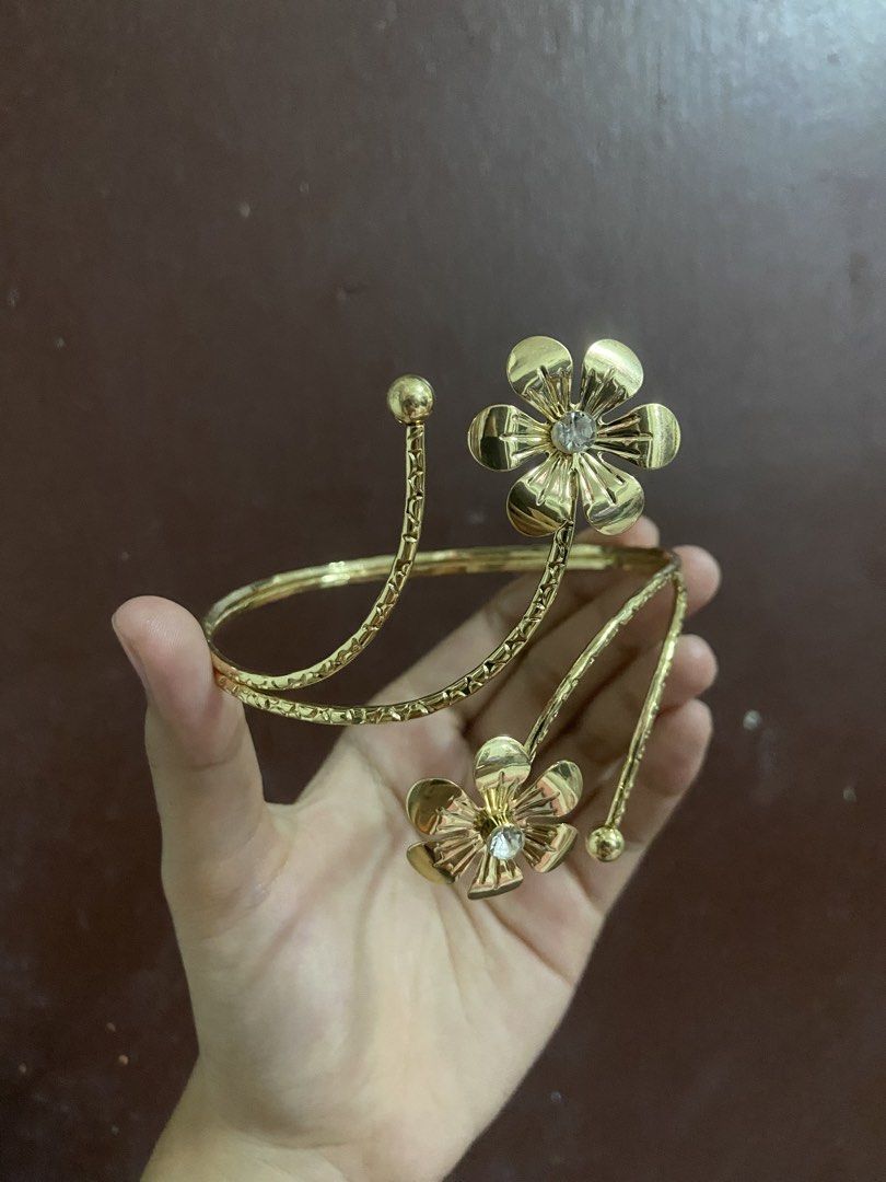 Gold Floral Arm Cuff (Category: Other Accessories) located in Cebu City. Submitted by trueforest_k (Listing ID 1458308892, Image 2). Description: .