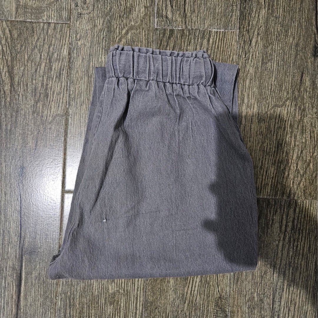 Gray Garterize Pants 22-28" (Category: Jeans) located in Pasay City. Submitted by pass.it.on.ph (Listing ID 1458461154, Image 3). Description: Women's Gray Pants W 22-28" L 31" Inseam 22.5" Hem 6" Rfs: decluttering _________________________________________________________ ​🛍️ Check my profile for more listings! 💡 Take 2 or more items to get a discount/bundle price. https://carousell.app.link/iMZHoAII35b _________________________________________