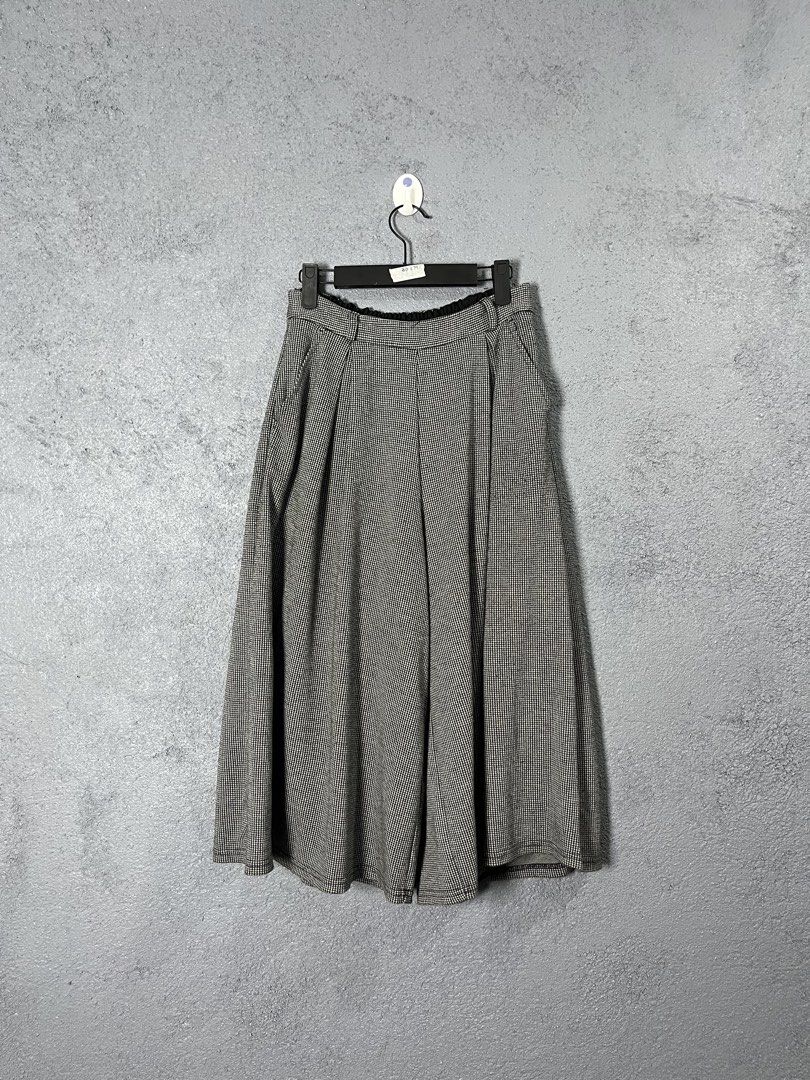 GU Culottes Wide Leg Pants Size S (Category: Other Bottoms) located in Famy. Submitted by basicthrifted (Listing ID 1458444091, Image 1). Description: - GU Houndstooth Pattern Culottes - Wide leg, pleated front design - Comfortable elastic waistband at the back - Convenient side pockets - Perfect for casual outings or dressing up.