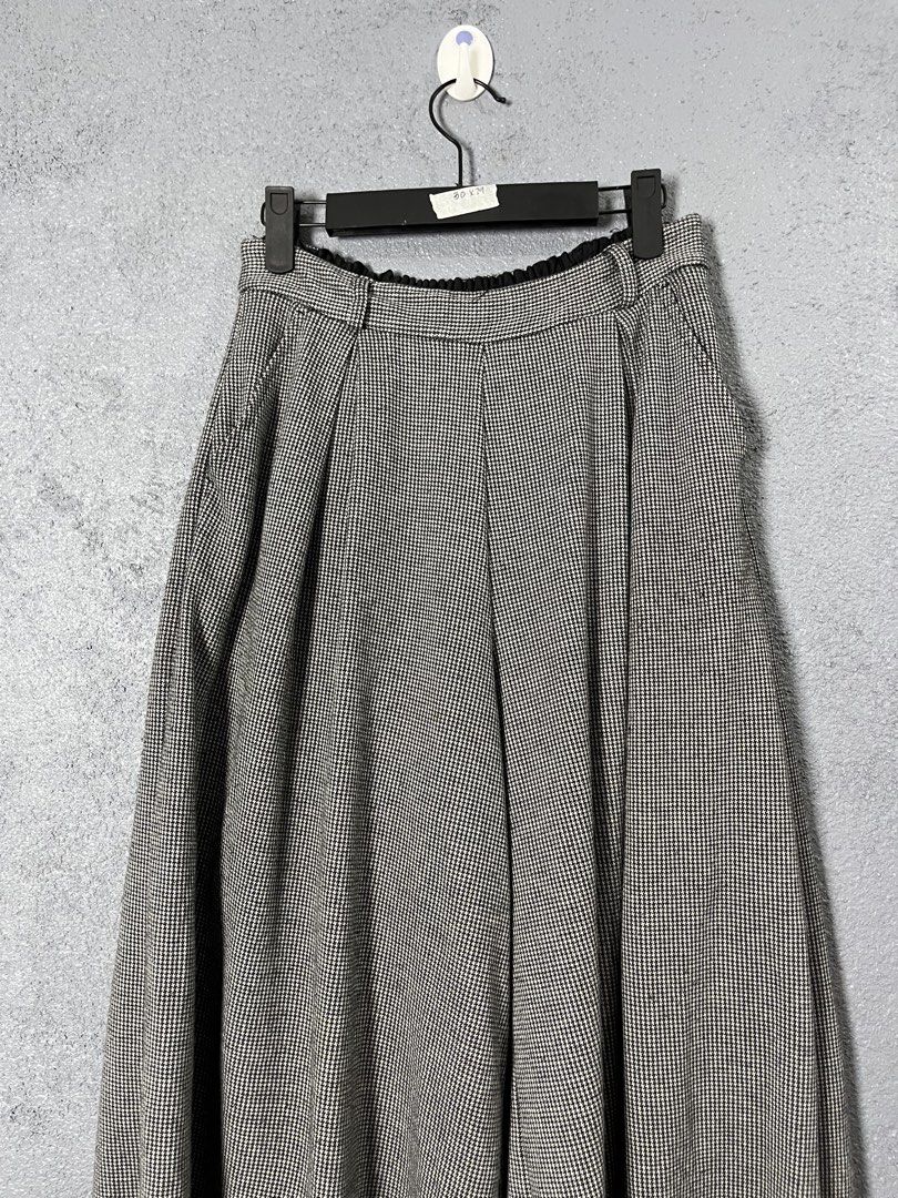GU Culottes Wide Leg Pants Size S (Category: Other Bottoms) located in Famy. Submitted by basicthrifted (Listing ID 1458444091, Image 3). Description: - GU Houndstooth Pattern Culottes - Wide leg, pleated front design - Comfortable elastic waistband at the back - Convenient side pockets - Perfect for casual outings or dressing up.