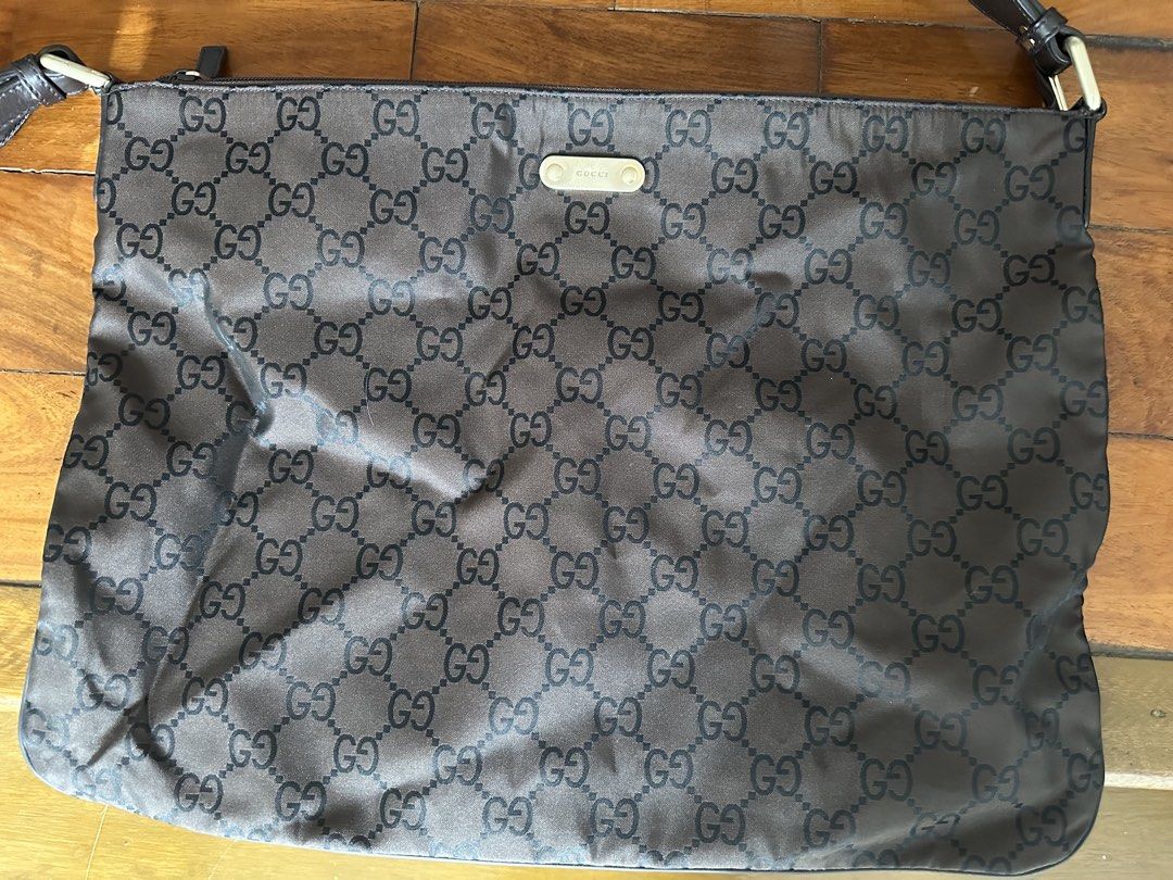 Gucci Flat Messenger Bag (Category: Cross-body Bags) located in San Fernando. Submitted by slimreaper14 (Listing ID 1458309026, Image 1). Description: Wts Gucci Messenger Bag Comes with dustbag only 9/10 condition Guaranteed legit or money back Welcome rotonda meetups.