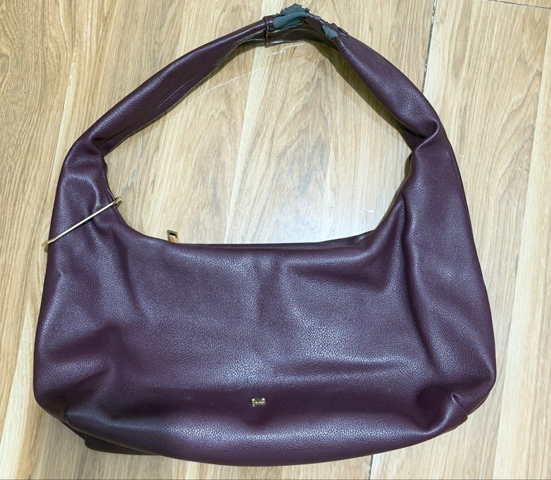 GVN Hobo bag medium oxblood (Category: Shoulder Bags) located in Paranaque City. Submitted by _annyeong8 (Listing ID 1458333961, Image 1). Description: .