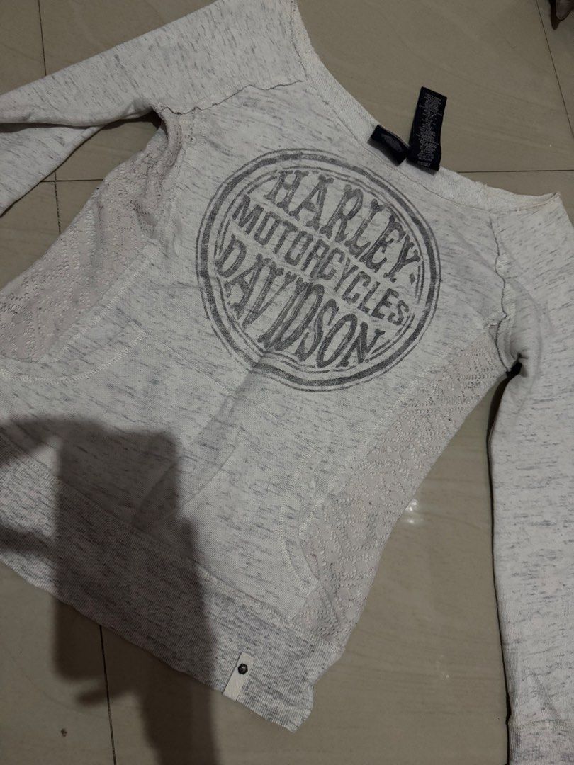 Harley Davidson Grey Speckled Sweatshirt (Category: Coats, Jackets and Outerwear) located in Las Pinas. Submitted by st4rbeam (Listing ID 1458463712, Image 1). Description: - Grey speckled sweatshirt with iconic Harley Davidson graphic - Features long sleeves and a convenient front pocket - Crafted from a comfortable cotton, spandex, and polyester blend - Brand new with tag still attached - Ideal for everyday casual wear.