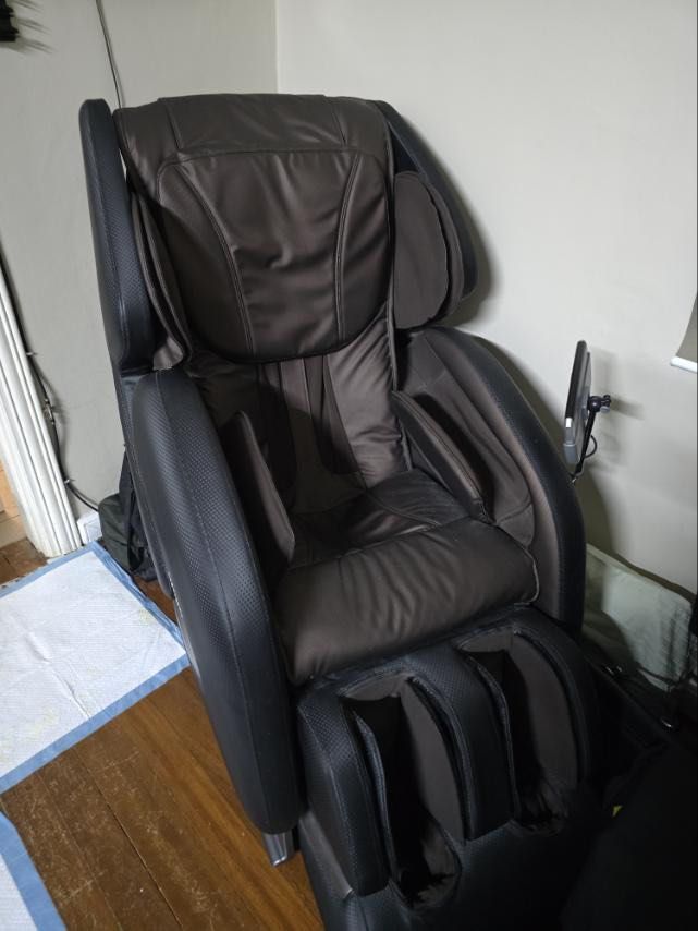 Hiro Massage Chair (Category: Massage Devices) located in Quezon City. Submitted by mutantevebreeding (Listing ID 1458444443, Image 1). Description: ❗️❕❗️HIRO MASSAGE CHAIR FOR SALE❗️❕❗️ ✅Slightly Used ✅No damage ✅No issues Year bought: 2022 Warranty: Lifetime Reason of selling: Di nagagamit masyado busy Key Features & SpecificationsTrack System: Equipped with a 140 cm SL Chiro Track designed to follow the natural curvature of the spine from the 