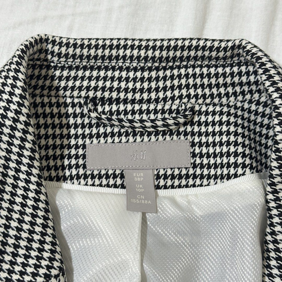 H&M Black and White Houndstooth Blazer (Category: Coats, Jackets and Outerwear) located in Marikina City. Submitted by ilymiffy (Listing ID 1458418955, Image 3). Description: – Good as new – Fits S-M – Used only once! – Has pads on the shoulder area – Functional button – Perfect for office wear.