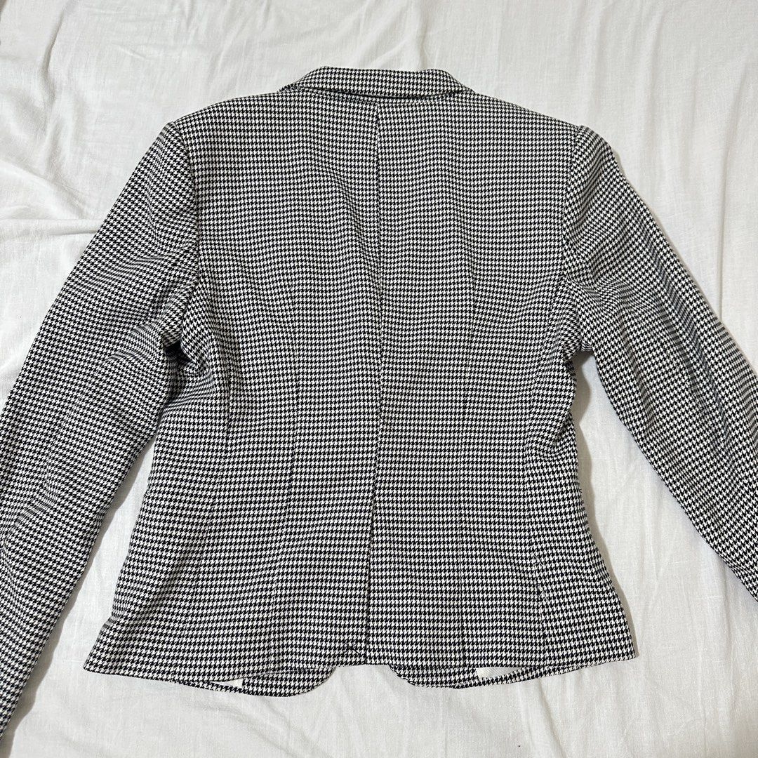 H&M Black and White Houndstooth Blazer (Category: Coats, Jackets and Outerwear) located in Marikina City. Submitted by ilymiffy (Listing ID 1458418955, Image 2). Description: – Good as new – Fits S-M – Used only once! – Has pads on the shoulder area – Functional button – Perfect for office wear.