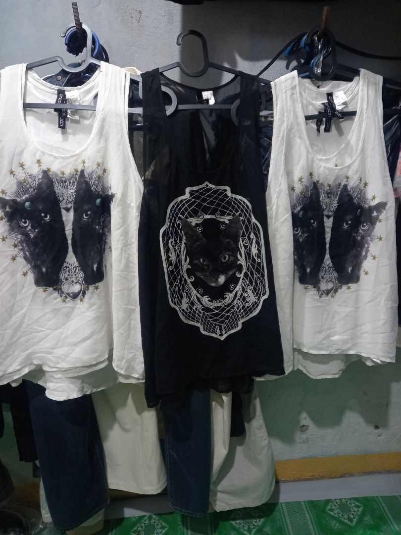 H&M Cute Cat Graphic Tank Tops (Category: Sleeveless) located in Manila. Submitted by cristobalc40322 (Listing ID 1458405588, Image 1). Description: -H&M sleeveless tank tops cute cat graphic - 100% polyester - Ideal for casual, everyday wear Brand new condition no ANYDAMAGE no ANYSTAIN ACTUAL SIZE MEASUREMENTS W=16" INCHES ARMPIT TO ARMPIT W=22"INCHES LOWER PART L=25" INCHES SHOULDER TO BOTTOM 250php/PC. I have 24pcs.white only 1 black LOCATION 