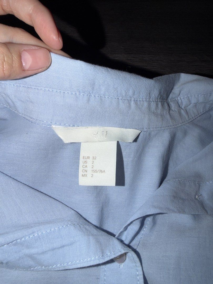 H&M Light Blue Button-Up Shirt (Category: Longsleeves) located in Manila. Submitted by sushi.lover (Listing ID 1458377222, Image 2). Description: - Light blue H&M button-up shirt - Long sleeves (can be rolled up) - Classic, simple design - Versatile for tucking in or wearing loose - Perfect for casual or work attire - Easily pairs with skirts or pants.