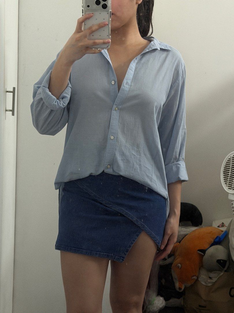 H&M Light Blue Button-Up Shirt (Category: Longsleeves) located in Manila. Submitted by sushi.lover (Listing ID 1458377222, Image 3). Description: - Light blue H&M button-up shirt - Long sleeves (can be rolled up) - Classic, simple design - Versatile for tucking in or wearing loose - Perfect for casual or work attire - Easily pairs with skirts or pants.