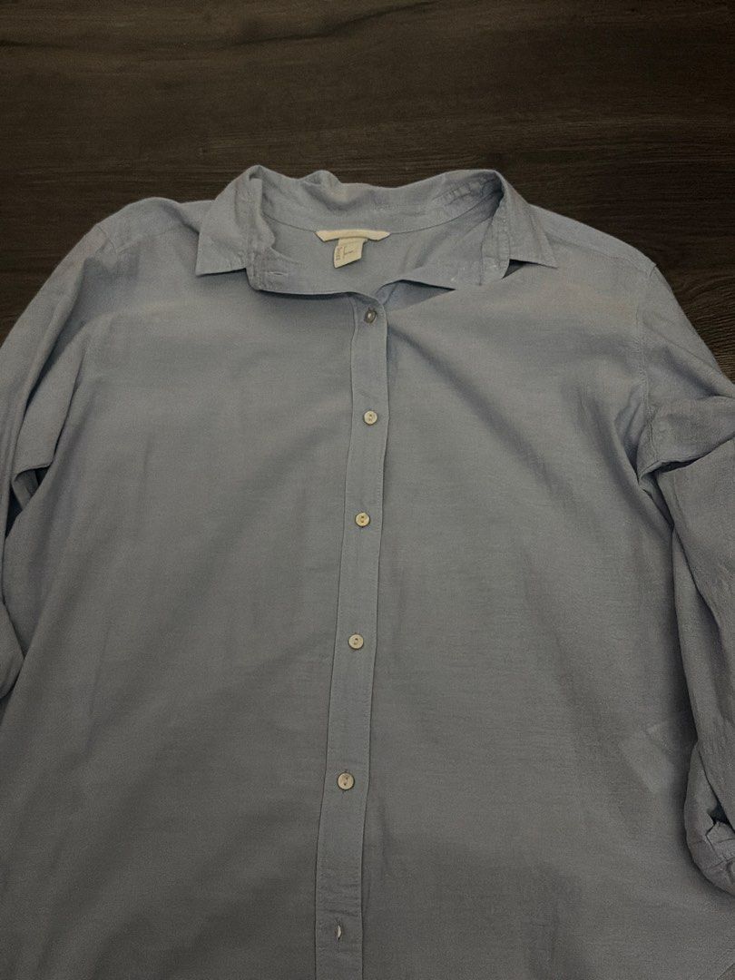 H&M Light Blue Button-Up Shirt (Category: Longsleeves) located in Manila. Submitted by sushi.lover (Listing ID 1458377222, Image 1). Description: - Light blue H&M button-up shirt - Long sleeves (can be rolled up) - Classic, simple design - Versatile for tucking in or wearing loose - Perfect for casual or work attire - Easily pairs with skirts or pants.