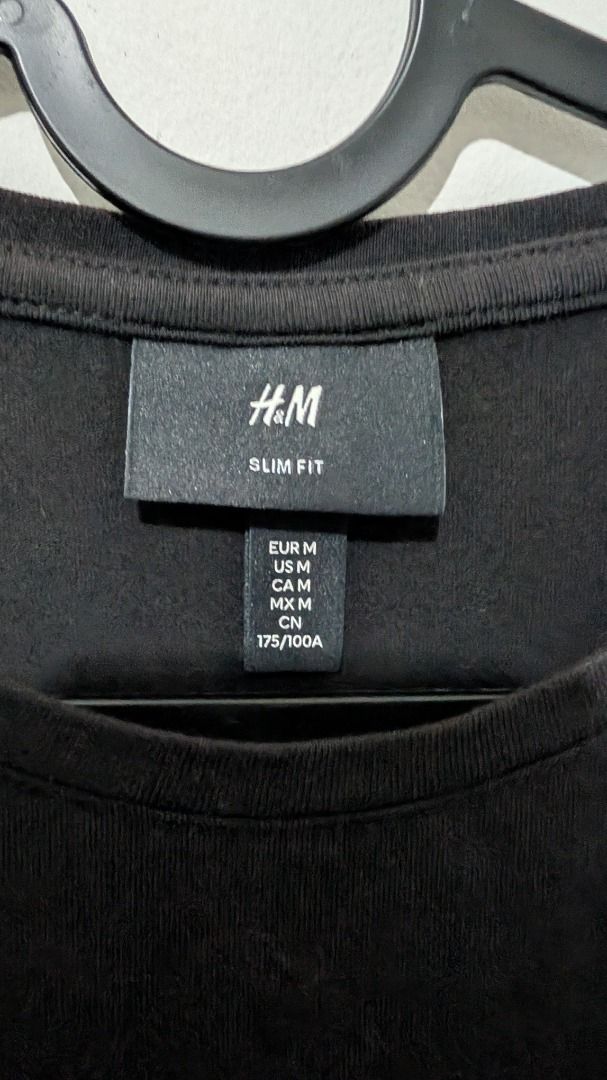 H&M Slim Fit T-Shirt Black Medium (Category: Tshirts & Polo Shirts ) located in Quezon City. Submitted by aminoddin (Listing ID 1458401415, Image 3). Description: - H&M Slim Fit T-Shirt - Black - Medium.