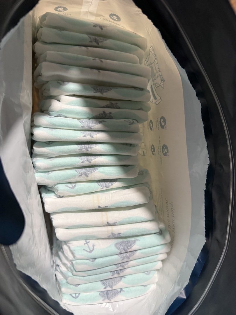 Hoppi Luxury Tape Diapers Size S (Category: Diapers & Baby Wipes) located in Mandaluyong City. Submitted by lulubelle86 (Listing ID 1458425414, Image 3). Description: - Hoppi Tape Diapers - Size: S - Weight Range: 0-5kg - Features: Cloud touch softness, up to 12 hours absorbency - Quantity: 23 diapers Millie Moon bag only. Hoppi diapers inside. Rfs: too small for baby.