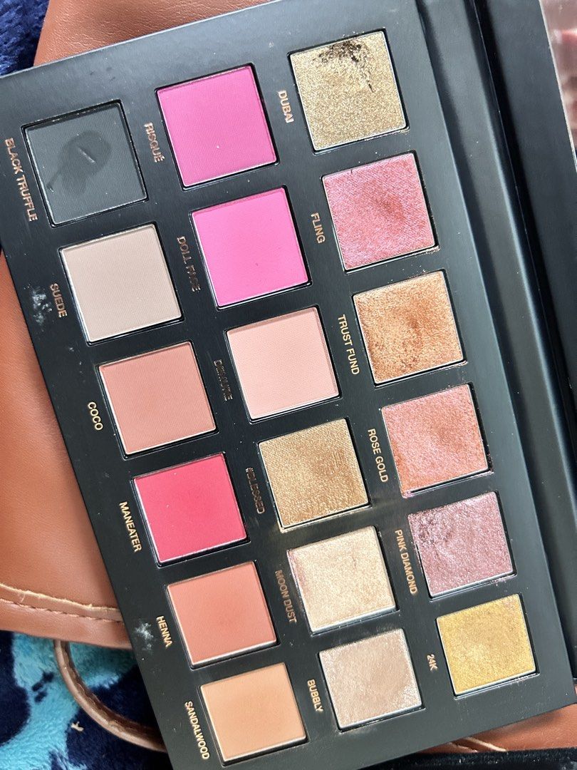HUDA BEAUTY (Category: Makeup) located in Manila. Submitted by yanggggiii (Listing ID 1458428676, Image 3). Description: Huda beauty rosegold palette from UAE!! Bataan location willing to videocall before shipping half half payment. .