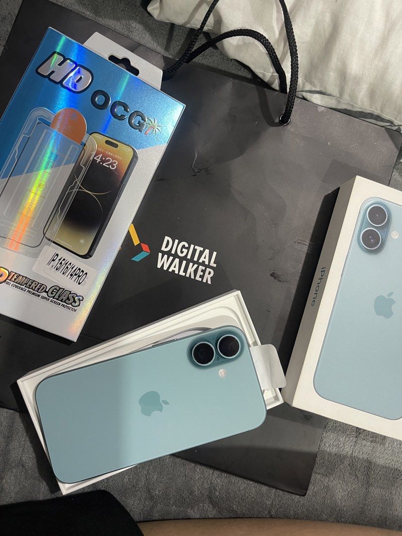 Iphone 16 128gb (Category: iPhone 16 Series) located in Manila. Submitted by 1levii (Listing ID 1458379275, Image 3). Description: Orig charger included Orig box with paper bag beyond the box na purchased 📍 Pasig .