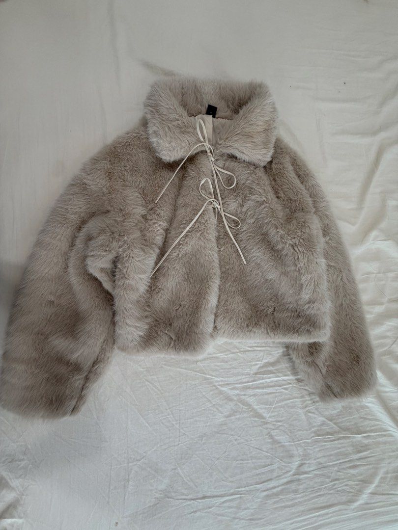 Jacket winter (Category: Coats, Jackets and Outerwear) located in Teluk Intan. Submitted by ellaani (Listing ID 1458362495, Image 1). Description: No pocket. Bulu tak mudah cabut.