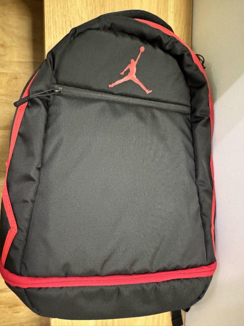 Jordan Backpack Black Red "23" - 95% New （分類：背包）位於 Hong Kong。 由 eswn888 提交（商品編號 1458435559，圖片 1）。簡介： Black Jordan backpack with red trim. Features the Jumpman logo on the front and a "3" on the side. Main compartment has internal pockets. Front zip pocket for smaller items. Padded straps for comfort. Great for school or everyday use.。