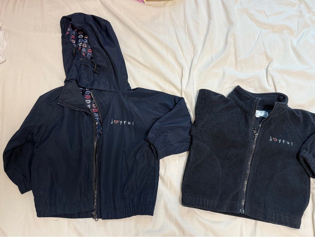 Joyful Uniform 心怡天地校服 （分類：嬰兒及小童流行時尚）位於 Hong Kong。 由 hcshare 提交（商品編號 1458405381，圖片 2）。簡介： 冬季外套 size 2 $150 冬季校裙 size 4 $120 each (其中1條有1處少少污漬）要晒2條可議價 冬季恤衫 size 4 $ 80 each 冬季運動服 size 4 $100 一套 (其中1套有1處少少污漬）要晒2套可議價 。