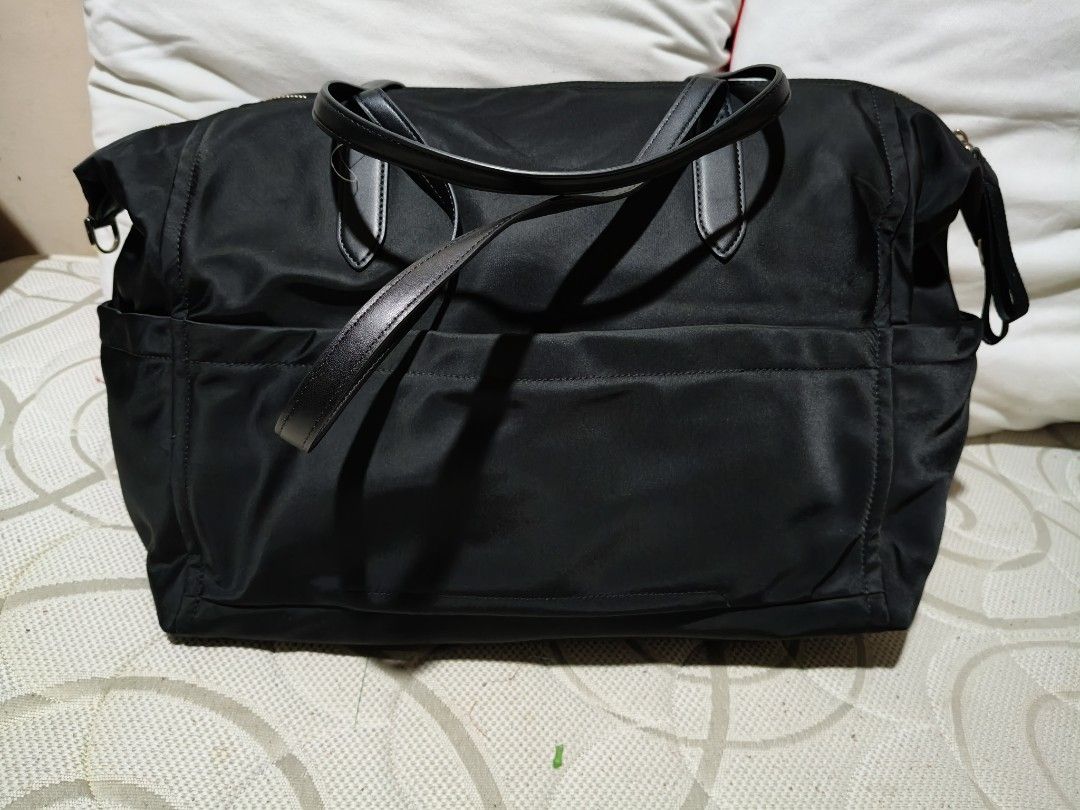 Kate Spade Weekender Bag (Category: Luxury Bags & Wallets) located in Quezon City. Submitted by online_sari_sari (Listing ID 1458436076, Image 2). Description: 💯 authentic nylon material only used once slightly negotiable PM for more pics.