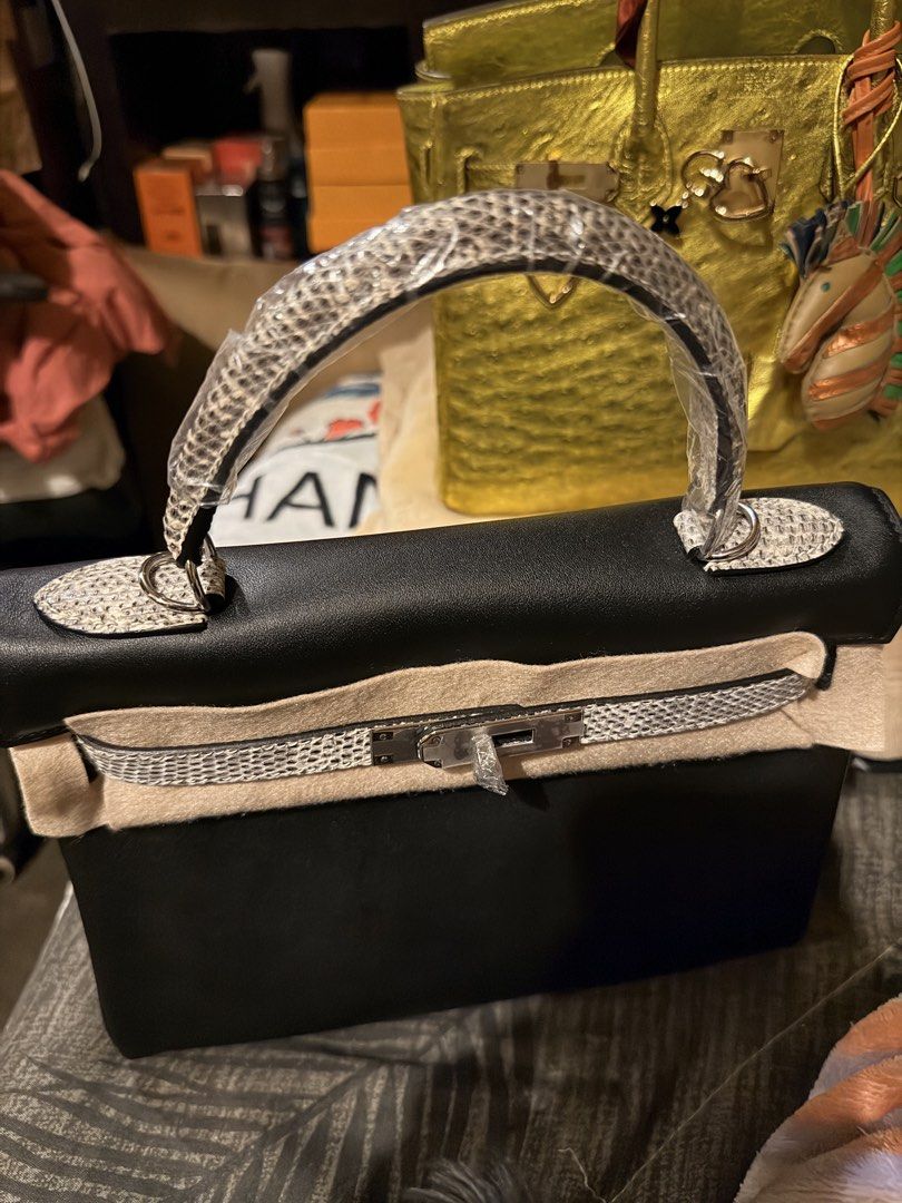 Kelly touch 28cm COLLECTION ITEM (Category: Luxury Bags & Wallets) located in Bacoor. Submitted by theluxarybelongings (Listing ID 1458485774, Image 3). Description: Rare piece collection!!! Last one stock! HURRY! Composed of ombre lizard skin and swift leather black In pHW STAMP G Meetup: ok Mop: cash, bank transfer Sure buyer only pls.