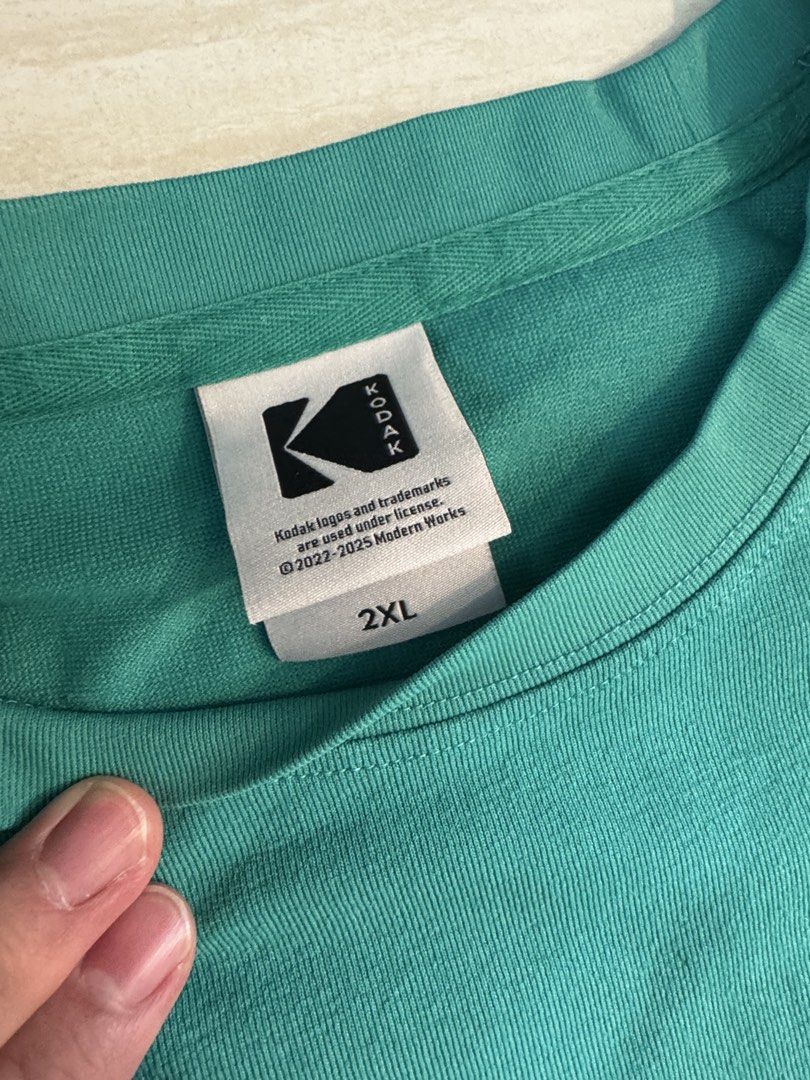 Kodak 綠色短袖 Tee 2XL （分類：T-shirt、恤衫、有領衫）位於 Hong Kong。 由 ivnisaac 提交（商品編號 1458387403，圖片 3）。簡介： Kodak 綠色短袖 Tee，左胸同後背都有個大 logo。碼數係 2XL，適合高大嘅朋友。棉質料，著得舒服。。
