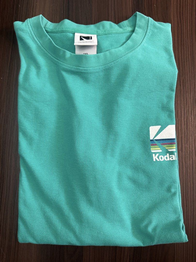 Kodak 綠色短袖 Tee 2XL （分類：T-shirt、恤衫、有領衫）位於 Hong Kong。 由 ivnisaac 提交（商品編號 1458387403，圖片 2）。簡介： Kodak 綠色短袖 Tee，左胸同後背都有個大 logo。碼數係 2XL，適合高大嘅朋友。棉質料，著得舒服。。