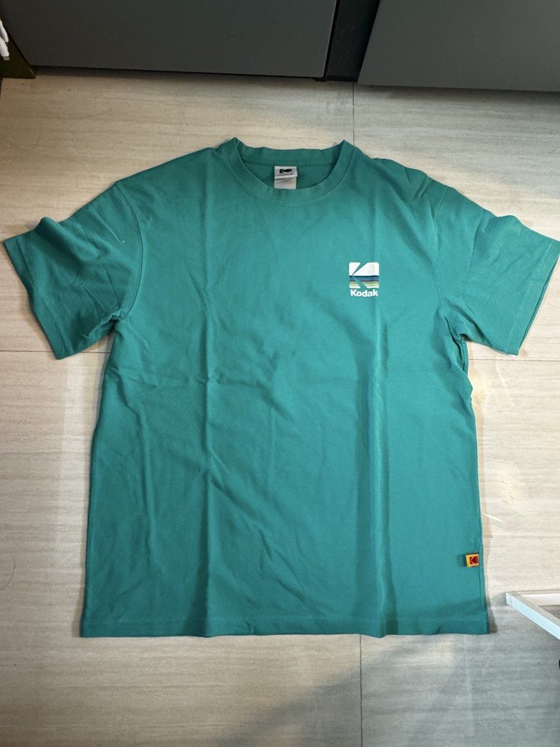 Kodak 綠色短袖 Tee 2XL （分類：T-shirt、恤衫、有領衫）位於 Hong Kong。 由 ivnisaac 提交（商品編號 1458387403，圖片 1）。簡介： Kodak 綠色短袖 Tee，左胸同後背都有個大 logo。碼數係 2XL，適合高大嘅朋友。棉質料，著得舒服。。