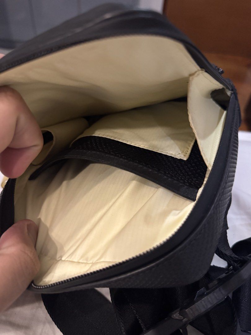 Lacoste Croc Performance Cross-Body Bag (Category: Sling Bags) located in Quezon City. Submitted by mujibricks (Listing ID 1458357410, Image 3). Description: Price is Negotiable since line is discontinued..
