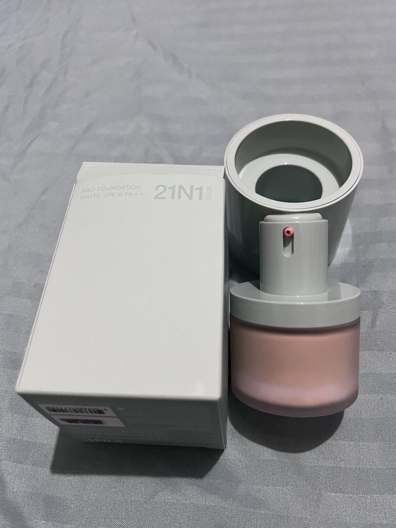 Laneige Neo Foundation Matte 21N1 (Category: Makeup) located in Makati City. Submitted by coollections (Listing ID 1458343898, Image 1). Description: - Brand: Laneige - Product: Neo Foundation Matte - Shade: 21N1 Beige - Finish: Matte - Condition: Authentic, includes original box - Features: Chic packaging, smooth matte finish SWATCHED ONLY.