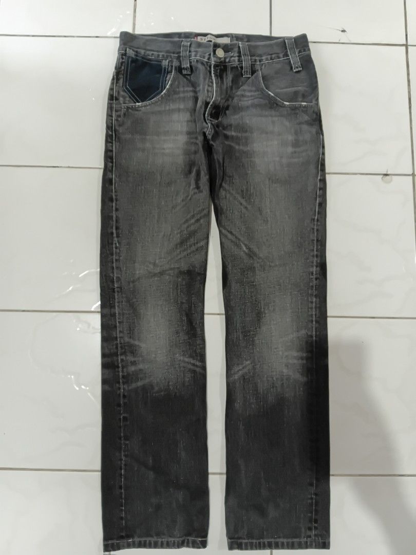 Levi's 511 Slim Fit Cinch Back Denim Pants (Category: Jeans) located in Manila. Submitted by grandflower-547aee (Listing ID 1458400788, Image 2). Description: - Levi's 511 Slim Fit Cinch Back Denim Pants - Size: W32 L34 - Color: Dark wash with a faded look - Style: Slim fit - Perfect for everyday wear - Please check photos for detailed condition.