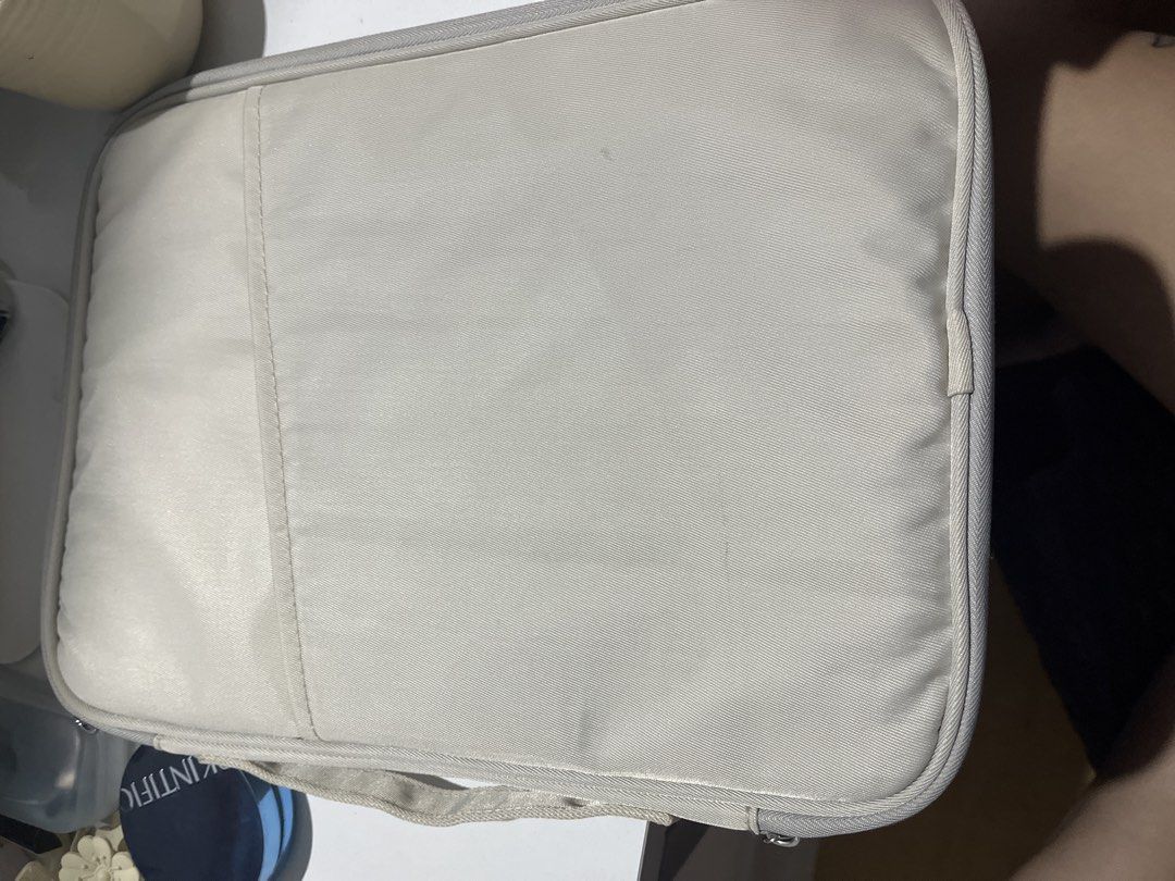 Light Grey Travel Organizer Bag Pouch (Category: Purses & Pouches) located in Manila. Submitted by camron08 (Listing ID 1458361302, Image 1). Description: - Light grey organizer bag - Multiple compartments inside - Features mesh pockets and padded sections - Perfect for keeping travel essentials organized - Secure zip closure - Easy to carry design.