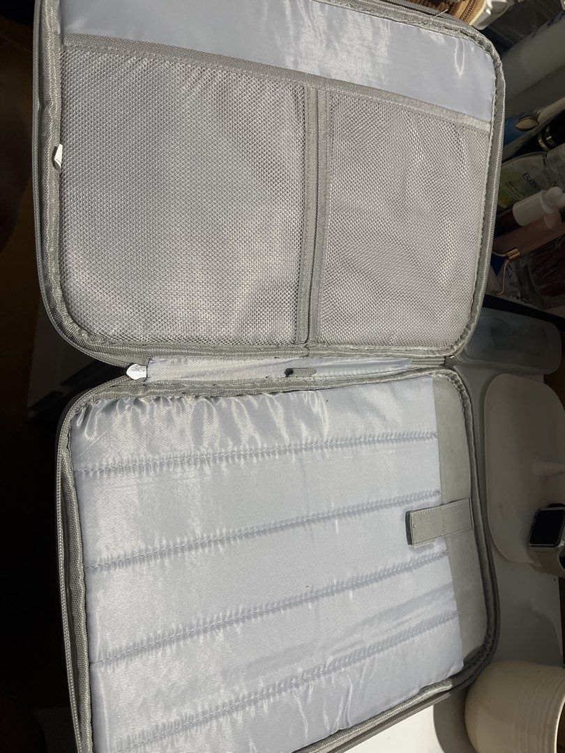 Light Grey Travel Organizer Bag Pouch (Category: Purses & Pouches) located in Manila. Submitted by camron08 (Listing ID 1458361302, Image 2). Description: - Light grey organizer bag - Multiple compartments inside - Features mesh pockets and padded sections - Perfect for keeping travel essentials organized - Secure zip closure - Easy to carry design.