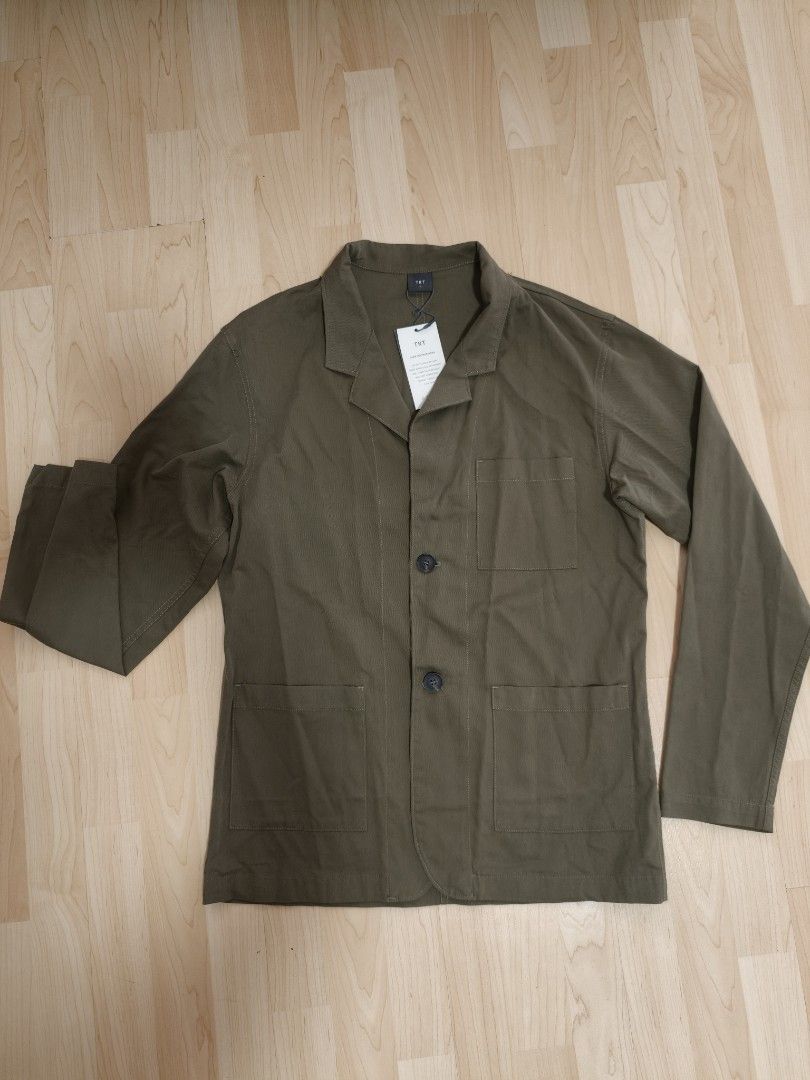 Light Jacket (Category: Coats, Jackets and Outerwear) located in Singapore. Submitted by ptan (Listing ID 1458338236, Image 1). Description: brand new. army green.