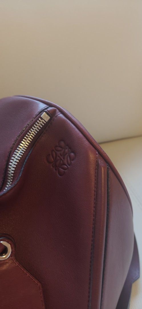 Loewe full calf leather bag （分類：手袋及銀包）位於 Hong Kong。 由 kl6721 提交（商品編號 1458410187，圖片 3）。簡介： wear twice .good for travel and easy handcarry . bought in Spain an use twice only 發現假貨歡迎報警。