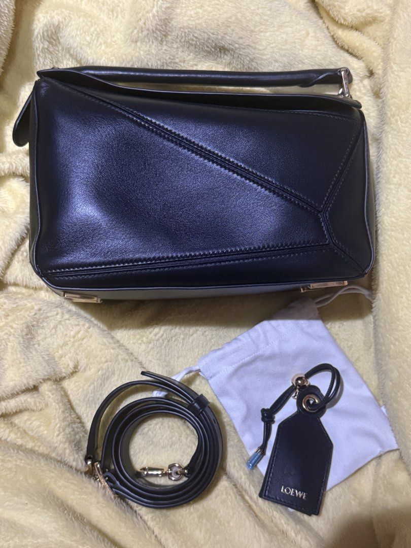 Loewe puzzle small lambskin (Category: Luxury Bags & Wallets) located in Manila. Submitted by pialoved (Listing ID 1458341642, Image 1). Description: .