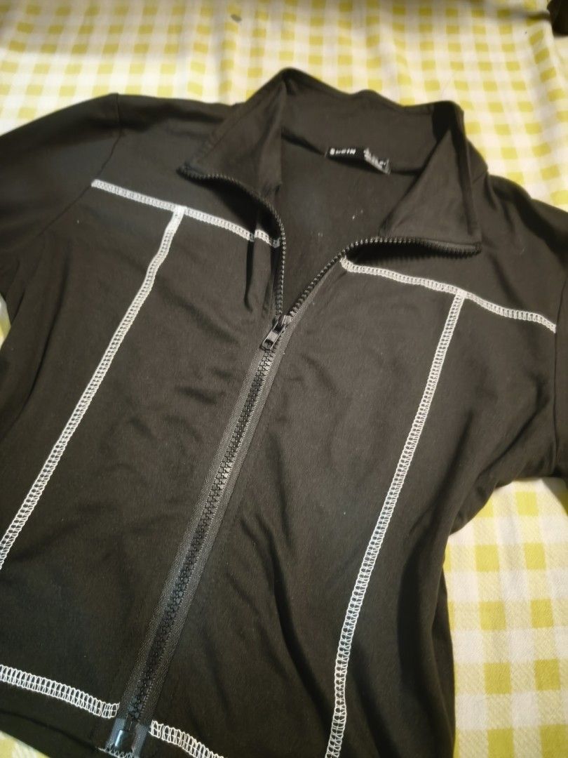 Long sleeves activewear with zipper (Category: Longsleeves) located in Manila. Submitted by letthingsgo_ (Listing ID 1458325871, Image 3). Description: never used just stored small to semi medium.