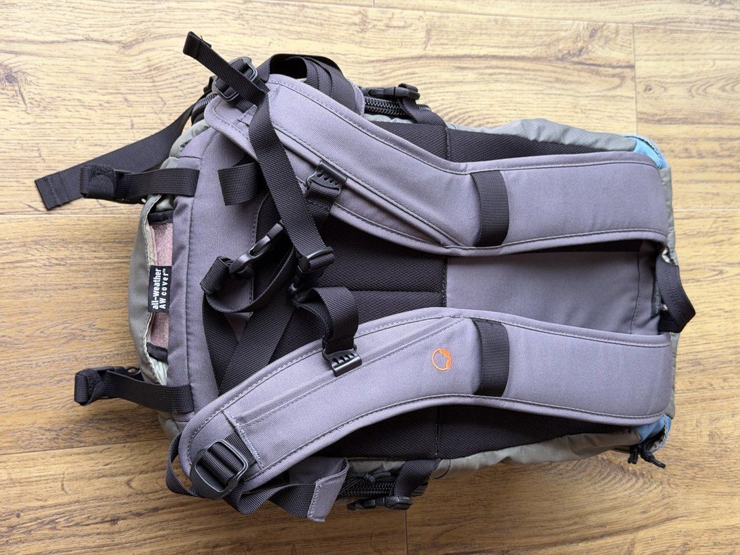 LowePro Versa 200AW (Category: Camera Bags & Carriers) located in Pasig City. Submitted by nargalzius (Listing ID 1458368379, Image 2). Description: Blue colorway More information here: https://www.dpreview.com/products/lowepro/bags-and-cases/lowepro_versa_200.