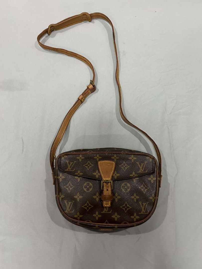 Lv jeune fille (Category: Luxury Bags & Wallets) located in Santa Rosa. Submitted by _ba_mo_si_ (Listing ID 1458374558, Image 3). Description: Plus sf Bag only Dm.