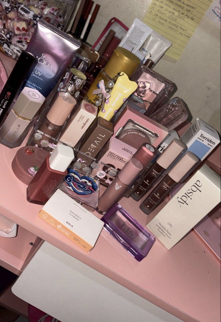 Make up bundles, tingi < nothing above 700 (Category: Makeup) located in Manila. Submitted by chloerbls (Listing ID 1458421402, Image 2). Description: Most of these are brand new, and some almost untouched💗 all of it is negotiable < For the make up bundle pick 1 lippie, 1 blush and anotherr product make up or skincare for 700 > < Take all for 4k 🥹 please don't hesitate to dm me🥹 .
