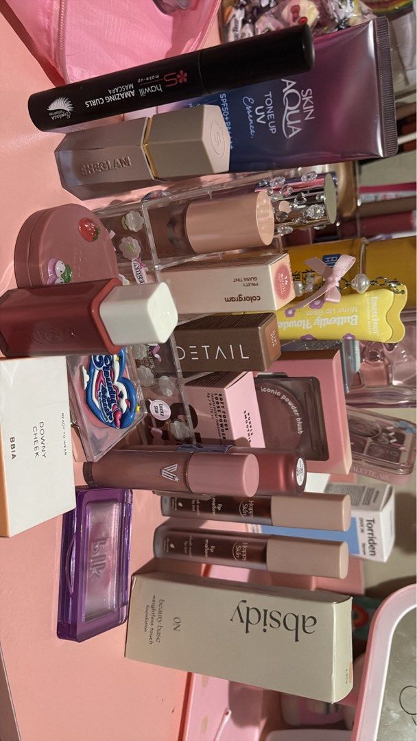 Make up bundles, tingi < nothing above 700 (Category: Makeup) located in Manila. Submitted by chloerbls (Listing ID 1458421402, Image 3). Description: Most of these are brand new, and some almost untouched💗 all of it is negotiable < For the make up bundle pick 1 lippie, 1 blush and anotherr product make up or skincare for 700 > < Take all for 4k 🥹 please don't hesitate to dm me🥹 .