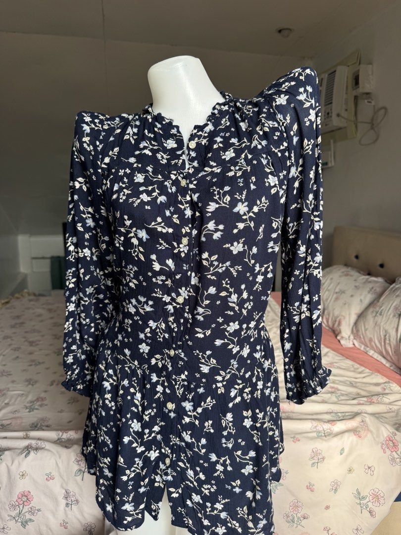 Mango Dress (Category: Dresses) located in Bay. Submitted by kyliesshh (Listing ID 1458407804, Image 2). Description: Pede to small to large Measurement : Length - 25 inch Sleeve - 24 ❗️All items are in good condition. Color in photos may vary due to lighting..