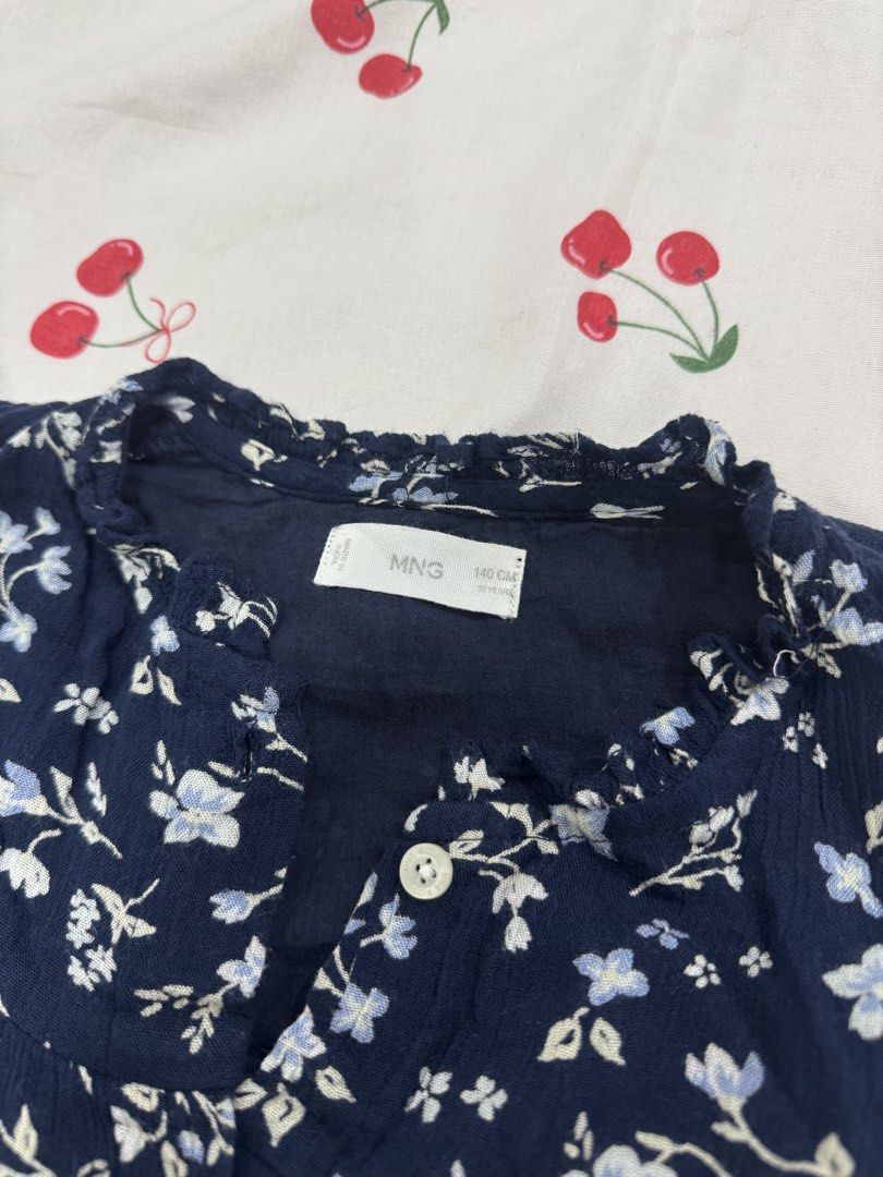 Mango Dress (Category: Dresses) located in Bay. Submitted by kyliesshh (Listing ID 1458407804, Image 3). Description: Pede to small to large Measurement : Length - 25 inch Sleeve - 24 ❗️All items are in good condition. Color in photos may vary due to lighting..