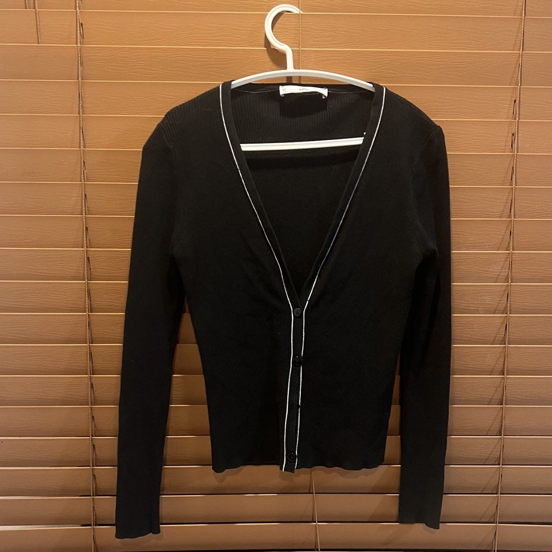 Mango Ribbed Cardigan - Black (Category: Everything Else Others) located in Makati City. Submitted by declutterine95 (Listing ID 1458431270, Image 1). Description: 📍I am based in Makati 💡 Color may vary slightly due to lighting 🤍 Please manage expectations (preloved items) 📩 Message for more photos/measurements 🚚 Shipping shouldered by buyer.