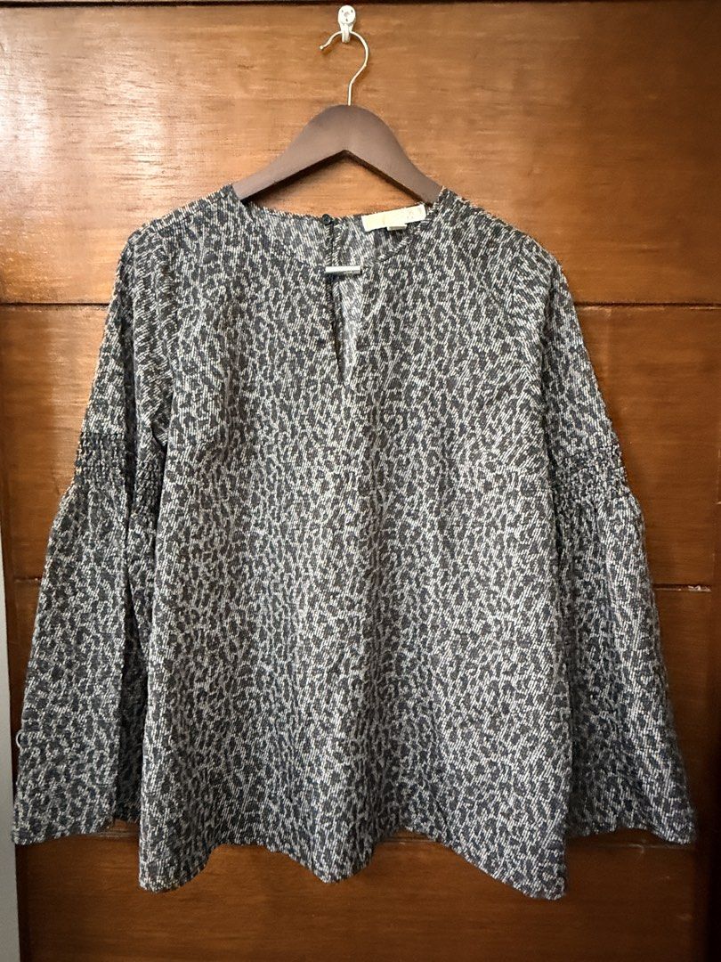 Michael Kors Black & White Printed Bell Sleeve Blouse Size M (Category: Blouses) located in Antipolo. Submitted by pinkescee (Listing ID 1458360621, Image 2). Description: - Original Michael Kors top - Black and white print - Bell sleeves with smocking detail - V-neckline with back button closure - Versatile for dressing up or down - Made in China.