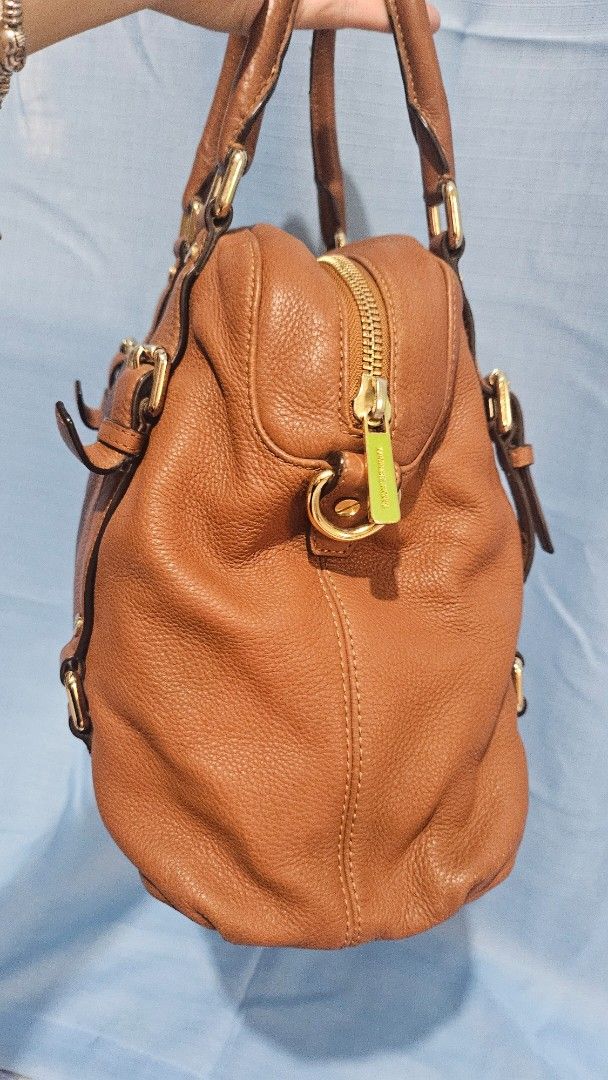 Michael Kors Brown Leather Satchel Bag with Strap (Category: Luxury Bags & Wallets) located in Quezon City. Submitted by maryann17 (Listing ID 1458395556, Image 2). Description: decluttering personal item 💯% original office bag large capacity - Genuine brown leather Michael Kors satchel bag - Versatile with top handles and a detachable shoulder strap - Elegant gold hardware details - Functional interior with multiple pockets - Secure zipper clos